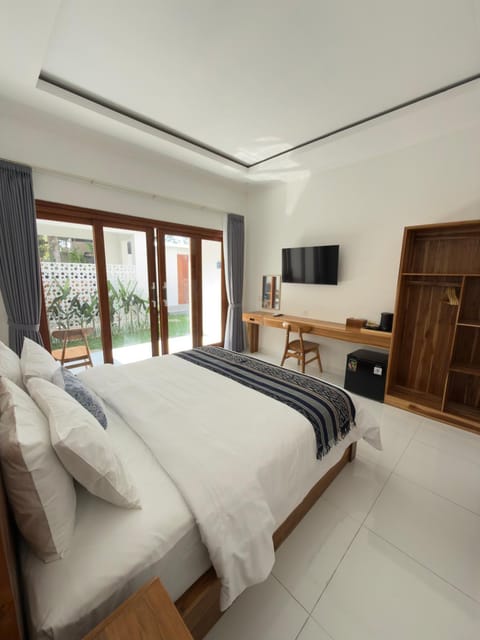 Bed, Bedroom, Swimming pool, microwave, minibar, towels, kitchen