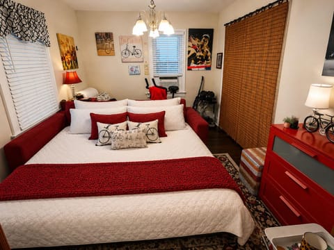 Bed, Living room, Bedroom