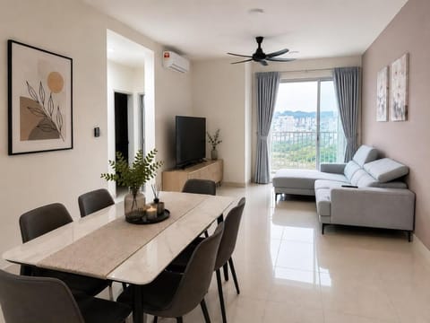 Communal lounge/ TV room, TV and multimedia, Living room, Seating area, Dining area, Evening entertainment