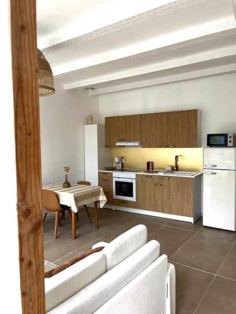 Kitchen or kitchenette, Seating area, Dining area
