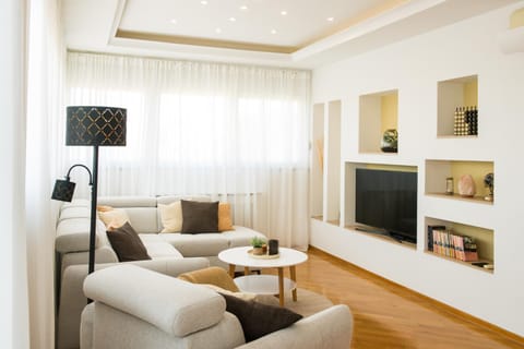 Communal lounge/ TV room, TV and multimedia, Living room, Seating area, Evening entertainment