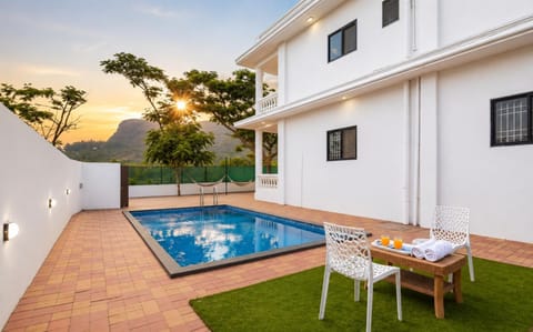 Property building, Restaurant/places to eat, Swimming pool, Breakfast