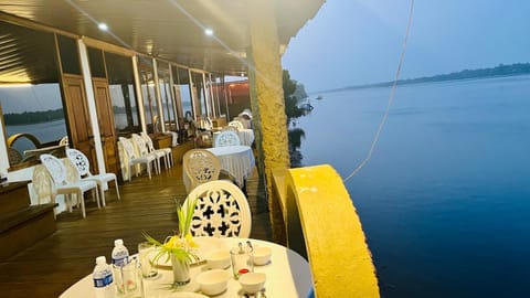 Restaurant/places to eat, Natural landscape, Banquet/Function facilities, Lake view, River view, Breakfast, Breakfast