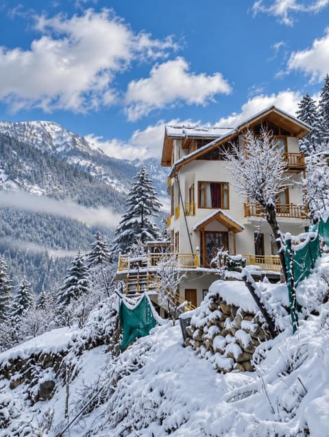 Property building, Day, Natural landscape, Winter, Mountain view