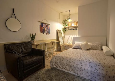 Bed, Photo of the whole room, Seating area, Bedroom