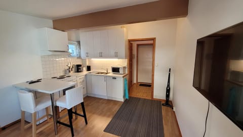 TV and multimedia, Coffee/tea facilities, Kitchen or kitchenette, Dining area, dishwasher, microwave, oven, stove, toaster