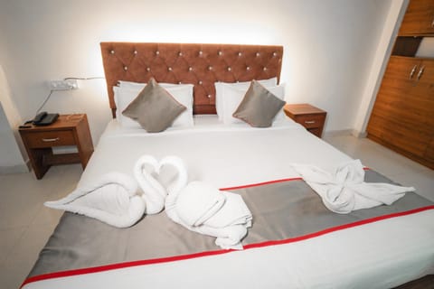 Bed, Bedroom, towels