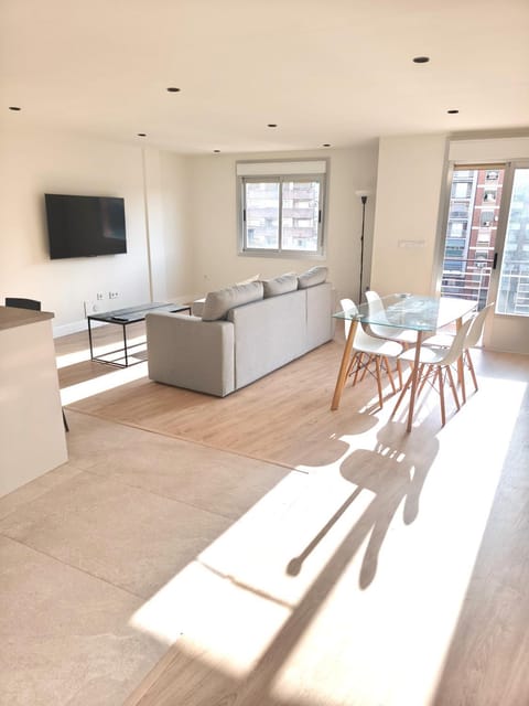 TV and multimedia, Living room, Seating area, Dining area