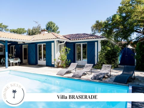 Patio, Pool view, Swimming pool, sunbed