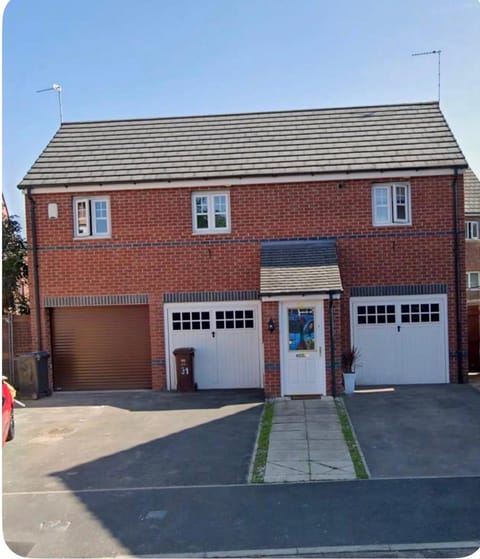 Property building, Facade/entrance, Day