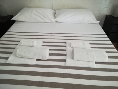 Bed, Bedroom, towels