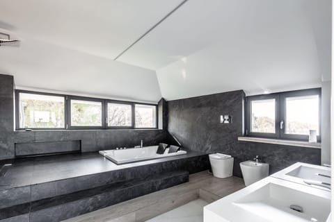 Toilet, Hot Tub, Bathroom, towels