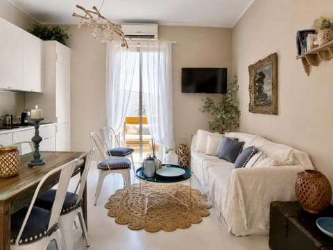 TV and multimedia, Kitchen or kitchenette, Living room, Photo of the whole room, Seating area, Dining area, air conditioner