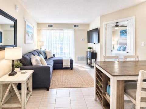 TV and multimedia, Living room, Photo of the whole room, Seating area, Dining area