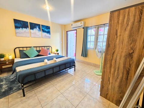 Bed, Photo of the whole room, Bedroom, wardrobe, air conditioner