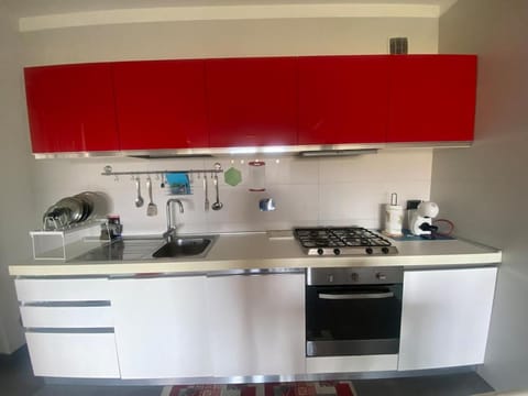 Coffee/tea facilities, Kitchen or kitchenette, stove