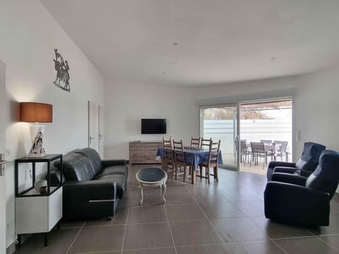 Communal lounge/ TV room, TV and multimedia, Living room, Dining area