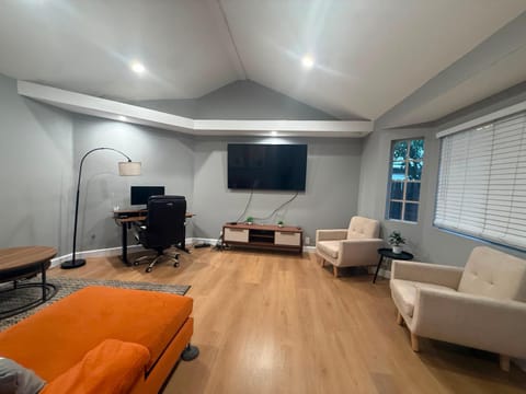 Communal lounge/ TV room, TV and multimedia, Living room, Seating area, Evening entertainment