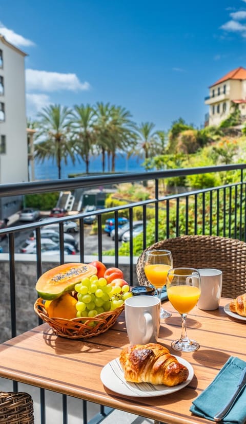 View (from property/room), Sea view, Street view