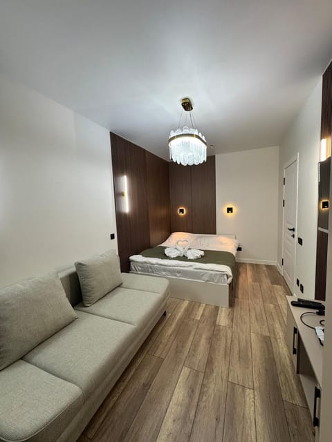 Bed, TV and multimedia, Bedroom