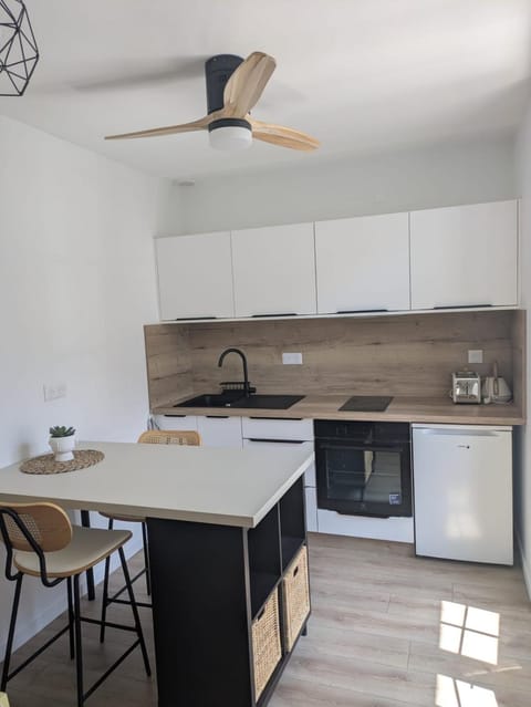 Kitchen or kitchenette, Dining area, stove
