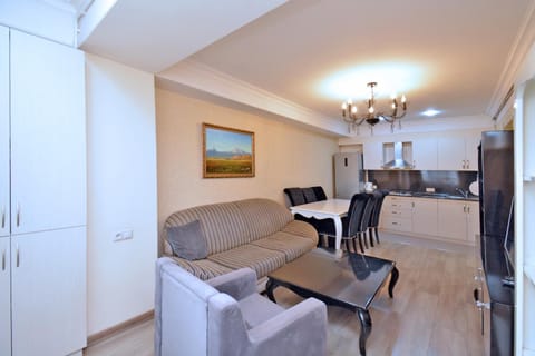 TV and multimedia, Living room, Lobby or reception, Seating area, Dining area