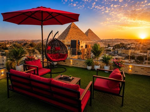 Property building, Patio, Nearby landmark, Day, Natural landscape, Mountain view, Sunrise, Sunset, sunbed