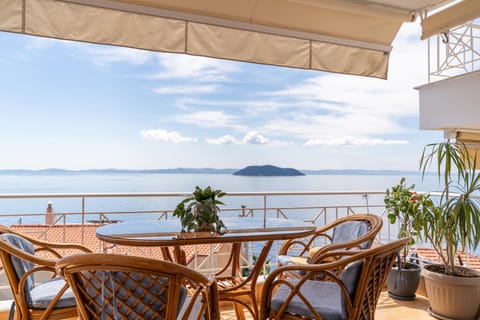 Natural landscape, View (from property/room), Balcony/Terrace, Dining area, Sea view