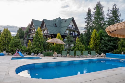 Property building, Day, Natural landscape, Swimming pool, sunbed