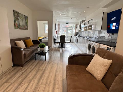 TV and multimedia, Kitchen or kitchenette, Living room, Seating area