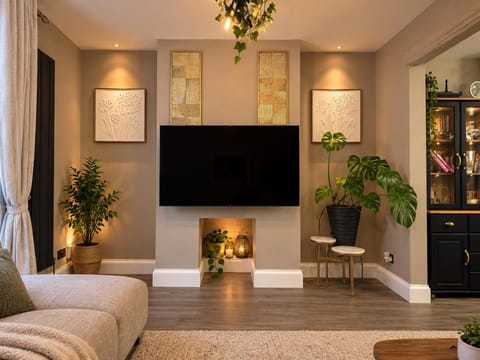 TV and multimedia, Living room, Seating area, Evening entertainment