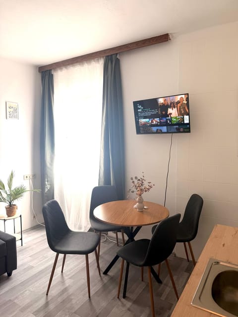 Communal lounge/ TV room, TV and multimedia, Living room, Seating area, Dining area, Evening entertainment