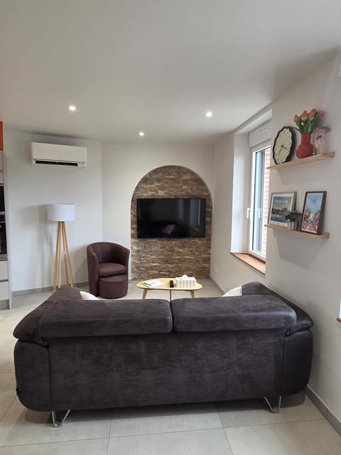 TV and multimedia, Seating area, air conditioner