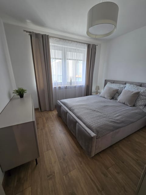 Bed, Photo of the whole room, Seating area, Bedroom
