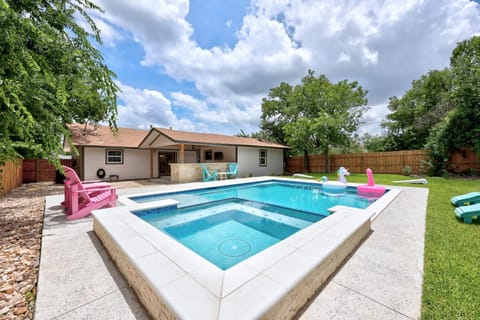 Property building, Patio, Pool view, Swimming pool, sunbed