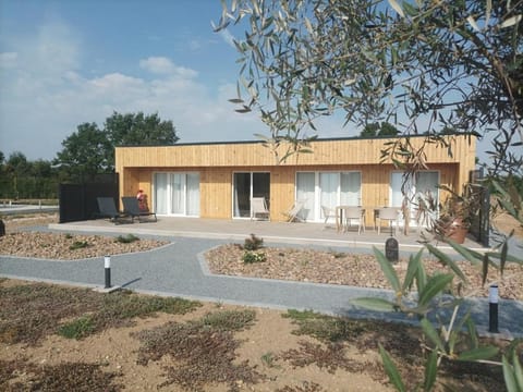 Property building, Patio, Day, Garden, Garden view