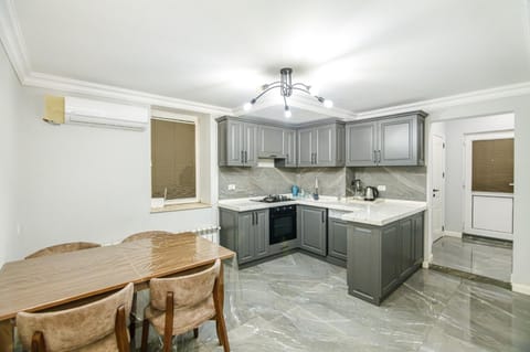 Kitchen or kitchenette, Dining area, dishwasher, minibar, oven, pet friendly, stove