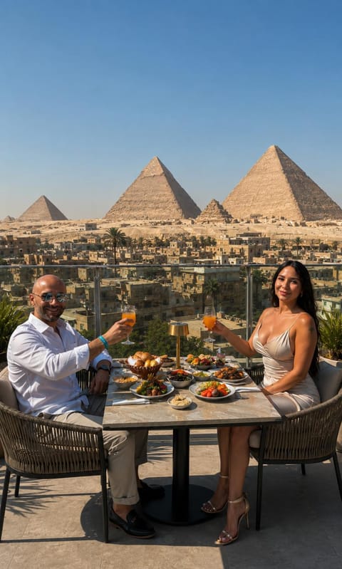 Restaurant/places to eat, Day, People, Natural landscape, Food and drinks, Banquet/Function facilities, Dining area, Food, Guests, Mountain view, Breakfast, Lunch, Dinner, Drinks, group of guests
