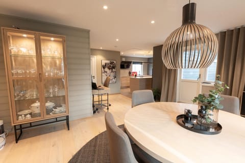 Seating area, Dining area