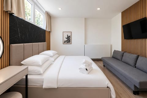 Bed, TV and multimedia, Photo of the whole room, Bedroom