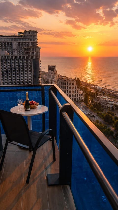 Nearby landmark, Day, Natural landscape, View (from property/room), Balcony/Terrace, Living room, Seating area, Dining area, Sea view, Sunrise, Sunset