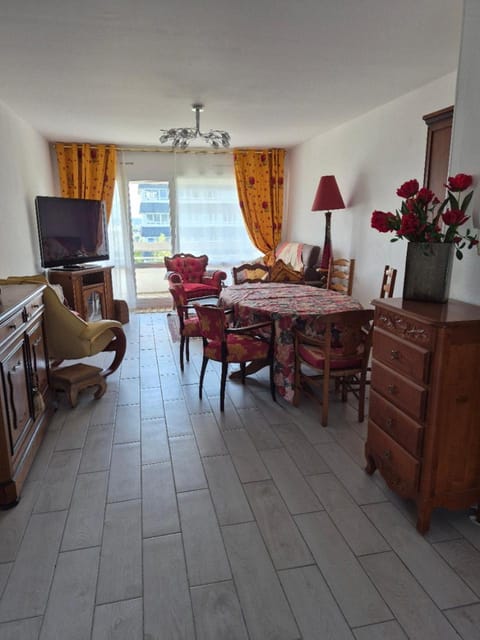 Communal lounge/ TV room, Communal lounge/ TV room, TV and multimedia, Living room, Seating area, Dining area