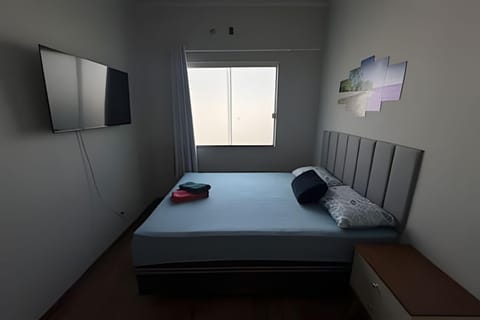 Bed, TV and multimedia, View (from property/room), Bedroom