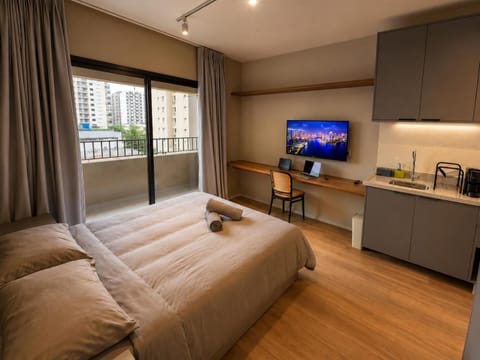 Bed, TV and multimedia, Bedroom