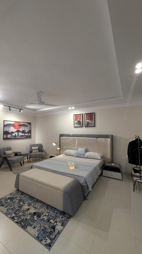 TV and multimedia, Living room, Photo of the whole room, Seating area, Bedroom