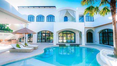 Property building, Day, Pool view, Swimming pool, sunbed