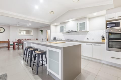 Kitchen or kitchenette, Dining area, dishwasher, oven, stove
