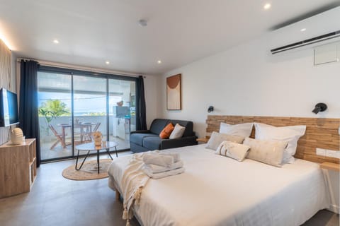 Bed, Living room, Photo of the whole room, air conditioner