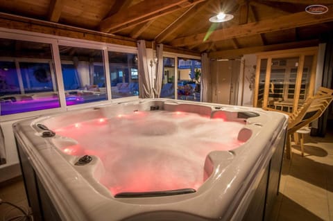 Hot Tub, Massage, Sauna, Spa and wellness centre/facilities