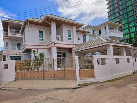 Property building, Day, Neighbourhood, Street view